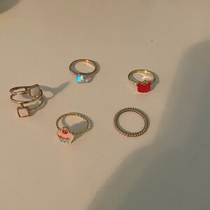 Set of 5 gold rings, various styles.